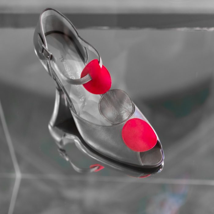 chaussure argent et rouge